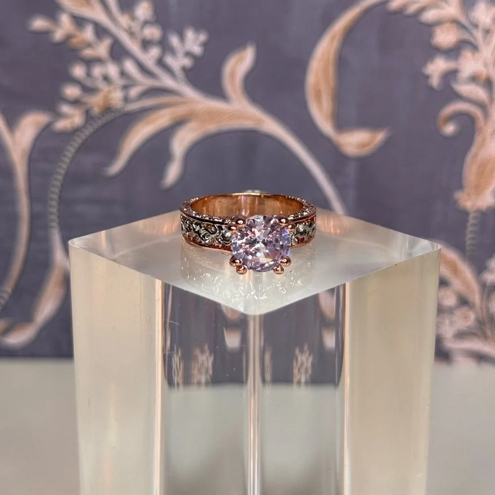 Estate rose gold tone solitaire crystal ring with intricate vine cutwork Lot D71